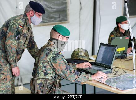 26 May 2020, Saxony, Frankenberg: Officers of the Panzergrenadierbrigade 37 simulate a command post to introduce the Battle Management System. The system has been introduced in the Armed Forces Base since the beginning of April 2020 and in the Army since 11 May 2020. It forms the backbone of the Bundeswehr's digitalization and enables the deployed units to display a complex situation picture on the screens in the vehicles. All information on the situation of the own and enemy forces is merged and digitally evaluated and displayed to the participating units. Photo: Jan Woitas/dpa-Zentralbild/dp Stock Photo
