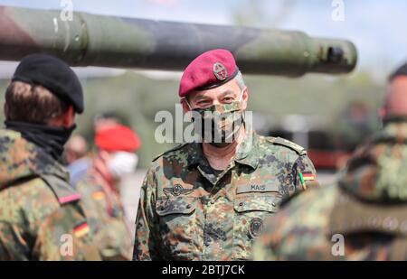 26 May 2020, Saxony, Frankenberg: Lieutenant General Alfons Mais (M), Inspector of the Army, visits Panzergrenadierbrigade 37 during the presentation of the rollout of the Battle Management System The system has been introduced in the Armed Forces Base since the beginning of April 2020 and in the Army since 11 May 2020. The system forms the backbone of the Bundeswehr's digitalization and enables the deployed units to capture a complex situation picture on the screens in the vehicles. All information on the situation of the own and enemy forces is merged and digitally evaluated and displayed to Stock Photo