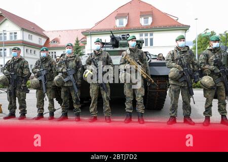 26 May 2020, Saxony, Frankenberg: Soldiers of the Panzergrenadierbrigade 37 stand in front of an armoured infantry fighting vehicle 'Marder' to present the Battle Management System. The system has been introduced in the Armed Forces Base since the beginning of April 2020 and in the Army since May 11, 2020. It forms the backbone of the Bundeswehr's digitalization and enables the deployed units to display a complex situation picture on the screens in the vehicles. All information on the situation of the own and enemy forces converges and is digitally evaluated and displayed to the participating Stock Photo