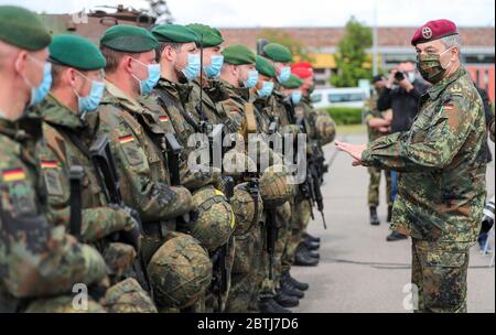 26 May 2020, Saxony, Frankenberg: Lieutenant General Alfons Mais (r), Inspector of the Army, visits Panzergrenadierbrigade 37 during the presentation of the rollout of the Battle Management System The system has been implemented in the Armed Forces Base since the beginning of April 2020 and in the Army since 11 May 2020. The system forms the backbone of the Bundeswehr's digitalization and enables the deployed units to display a complex situation picture on the screens in the vehicles. All information on the situation of the own and enemy forces is merged and digitally evaluated and displayed t Stock Photo