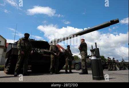 26 May 2020, Saxony, Frankenberg: Soldiers of the Panzergrenadierbrigade 37 stand in front of a 'Leopard 2 A7' main battle tank to present the Battle Management System. The system has been introduced in the Army Base since the beginning of April 2020 and in the Army since May 11, 2020. It forms the backbone of the Bundeswehr's digitalization and enables the deployed units to display a complex situation picture on the screens in the vehicles. All information on the situation of the own and enemy forces is merged and digitally evaluated and displayed to the participating units. Photo: Jan Woitas Stock Photo