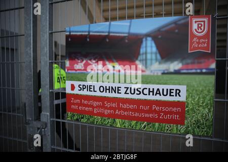 Regensburg, Germany. 26th May, 2020. Football: 2nd Bundesliga, Jahn Regensburg - 1st FC Nürnberg, 28th matchday in the Continental Arena. A poster with the inscription 'Spiel ohne Zuschauer' (match without spectators) will be placed at the gates in front of the stadium. IMPORTANT NOTICE: In accordance with the regulations of the DFL Deutsche Fußball Liga and the DFB Deutscher Fußball-Bund, it is prohibited to use or have used in the stadium and/or photographs taken of the match in the form of sequence images and/or video-like photo series. Credit: Daniel Karmann/dpa-Pool/dpa/Alamy Live News Stock Photo