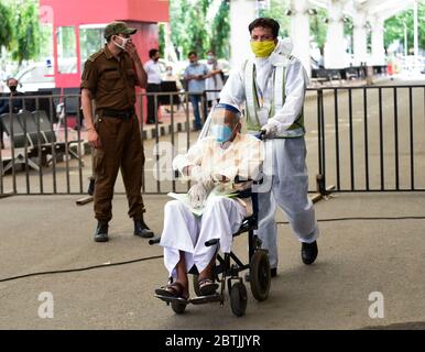 Guwahati, Assam, India. 26th May, 2020. Passengers check-out from the Lokpriya Gopinath Bordoloi International Airport upon their arrival, following the resumption of domestic flight services after a gap of two months, during ongoing COVID-19 lockdown, in Guwahati. Credit: David Talukdar/ZUMA Wire/Alamy Live News Stock Photo