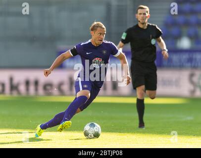Aue, Germany. 26th May, 2020. Football: 2nd Bundesliga, FC Erzgebirge Aue - SV Darmstadt 98, 28th matchday, at the Sparkassen-Erzgebirgsstadion. Aues Jan Hochscheidt. Credit: Robert Michael/dpa - Pool/dpa - IMPORTANT NOTE: In accordance with the regulations of the DFL Deutsche Fußball Liga and the DFB Deutscher Fußball-Bund, it is prohibited to exploit or have exploited in the stadium and/or from the game taken photographs in the form of sequence images and/or video-like photo series./dpa/Alamy Live News