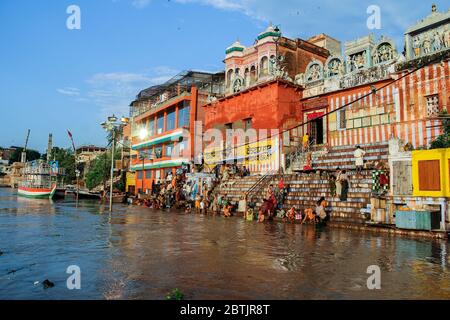 India, Varanasi - Uttar Pradesh state, 31st July 2013. After the monsoons. Numerous devotees bathe in the river and perform their daily prayers. Stock Photo