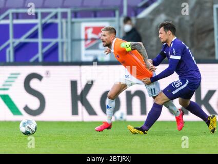 Aue, Germany. 26th May, 2020. Football: 2nd Bundesliga, FC Erzgebirge Aue - SV Darmstadt 98, 28th matchday, at the Sparkassen-Erzgebirgsstadion. Aues Sören Gonther (r) against Tobias Kempe of Darmstadt. Credit: Robert Michael/dpa-Zentralbild - Pool/dpa - IMPORTANT NOTE: In accordance with the regulations of the DFL Deutsche Fußball Liga and the DFB Deutscher Fußball-Bund, it is prohibited to exploit or have exploited in the stadium and/or from the game taken photographs in the form of sequence images and/or video-like photo series./dpa/Alamy Live News