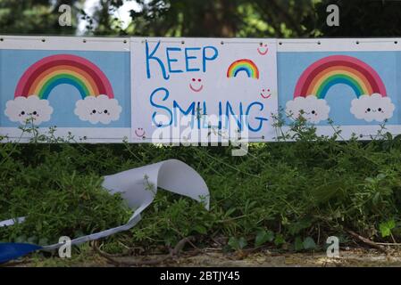 Keep smiling rainbow sign for NHS and Care workers Stock Photo