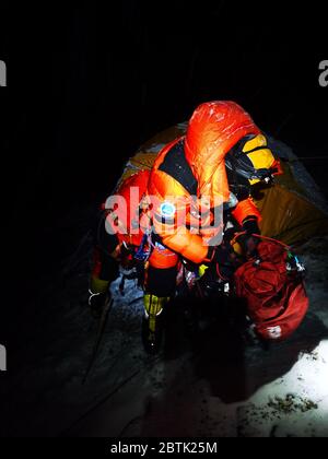 Mount Qomolangma Base Camp. 27th May, 2020. Chinese surveying team prepares before setting off to reach the summit of Mt. Qomolangma, the world's highest peak, from a mountain camp at an altitude of 8,300 meters, on May 27, 2020. Credit: Tashi Tsering/Xinhua/Alamy Live News Stock Photo