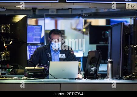 (200526) -- NEW YORK, May 26, 2020 (Xinhua) -- A trader wearing a face mask works on the trading floor of the New York Stock Exchange in New York, the United States, on May 26, 2020. The New York Stock Exchange (NYSE) partially reopened its iconic trading floor on Tuesday after a two-month closure due to the COVID-19 pandemic. (Colin Ziemer/NYSE/Handout via Xinhua) Stock Photo