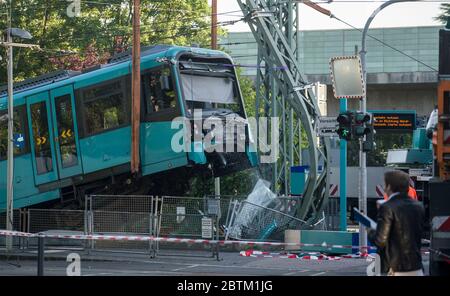 Frankfurt, Germany. 27th May, 2020. A crane truck holds up a subway in the Ginnheim district while the damaged windshield falls to the ground. The train had driven over a buffer stop at one of the termini, three people were slightly injured in the collision. The cause of the accident is still unclear, according to police. Photo: Frank Rumpenhorst/dpa Credit: dpa picture alliance/Alamy Live News Stock Photo