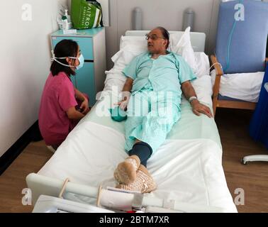 Patient Hitesh Patel talks to doctor Jasmine Gan on a Covid recovery ward at Wexham Park Hospital near Slough. Picture date: 22/5/2020. Stock Photo