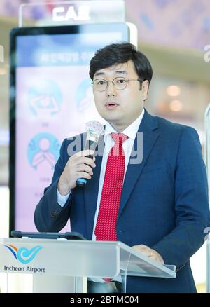 https://l450v.alamy.com/450v/2btmc04/27th-may-2020-smart-baggage-scale-kim-tae-in-head-of-cas-corp-a-south-korean-electronic-scale-maker-speaks-during-an-event-to-demonstrate-the-companys-smart-baggage-scale-the-first-of-its-kind-in-the-world-at-incheon-international-airport-on-may-27-2020-the-scale-needs-only-a-passengers-boarding-pass-to-measure-baggage-weights-and-sizes-and-automatically-determine-whether-baggage-can-be-loaded-onto-planes-irrespective-of-each-airlines-different-regulations-credit-yonhapnewcomalamy-live-news-2btmc04.jpg