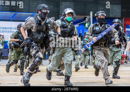 Central, Hong Kong. 27 May, 2020 Hong Kong Protest Anti-National Anthem Law. Police chase people chanting anti-China slogans through the streets. Credit: David Ogg / Alamy Live News Stock Photo