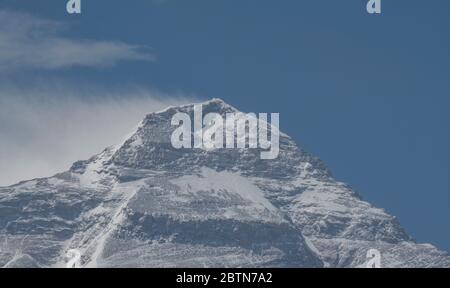 Mount Qomolangma Base Camp. 27th May, 2020. Photo taken with an ultra-telephoto lens on May 27, 2020 shows Mount Qomolangma, the world's highest peak. A Chinese survey team reached the summit of Mount Qomolangma Wednesday, and remeasured the height of the world's highest peak. Credit: Purbu Zhaxi/Xinhua/Alamy Live News Stock Photo