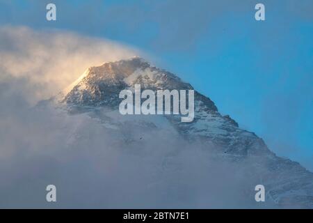 Mount Qomolangma Base Camp. 27th May, 2020. Photo taken with an ultra-telephoto lens on May 27, 2020 shows Mount Qomolangma, the world's highest peak. A Chinese survey team reached the summit of Mount Qomolangma Wednesday, and remeasured the height of the world's highest peak. Credit: Jigme Dorje/Xinhua/Alamy Live News Stock Photo