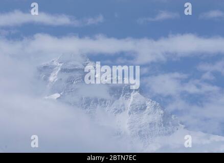 Mount Qomolangma Base Camp. 27th May, 2020. Mount Qomolangma, the world's highest peak, is shrouded by clouds on May 27, 2020. A Chinese survey team reached the summit of Mount Qomolangma Wednesday, and remeasured the height of the world's highest peak. Credit: Purbu Zhaxi/Xinhua/Alamy Live News Stock Photo