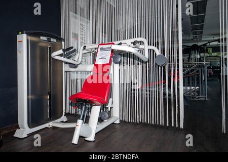 Frankfurt, Germany. 27th May, 2020. A note reminding people to keep social distances is seen on a fitness equipment at a gym in Schwerte, Germany, May 27, 2020. The German federal government and the 16 states have agreed in principle to keep coronavirus contact restrictions in place until June 29, the Federal Press Office announced Tuesday night. Credit: Joachim Bywaletz/Xinhua/Alamy Live News Stock Photo