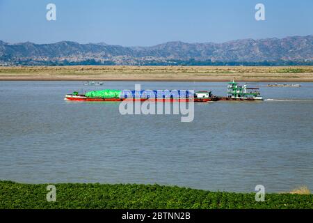 River Traffic On The Irrawaddy, (Ayeyarwady) River, Bagan, Mandalay Region, Myanmar. Stock Photo