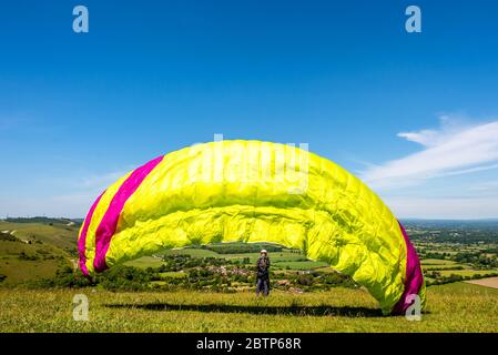 Brighton UK 26th May 2020: A paraglider getting ready for take-off at Devil's Dyke in the South Downs National Park in Sussex on a beautiful May morni Stock Photo
