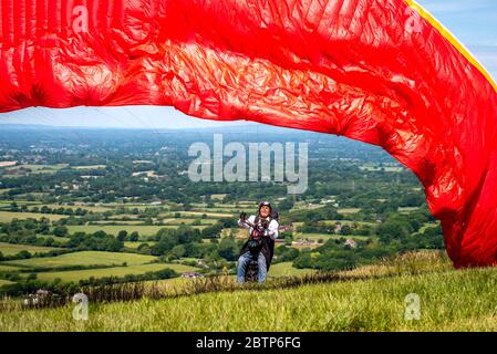 Brighton UK 26th May 2020: A paraglider getting ready for take-off at Devil's Dyke in the South Downs National Park in Sussex on a beautiful May morni Stock Photo