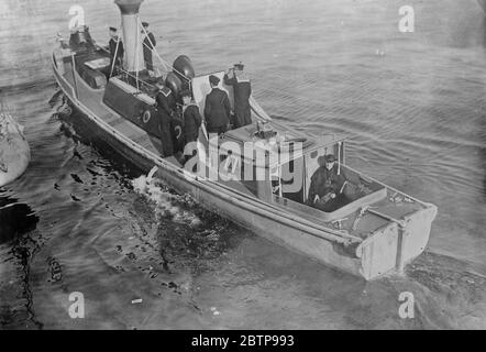 Visit of his Eminence Cardinal Bourne to HMS Iron Duke , leaving the ' Iron Duke ' to visit other ships of the Grand Fleet Stock Photo