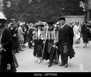 Degrees conferred at Oxford . Admiral Earl Jellicoe leaving with his wife . 24 June 1925 Stock Photo