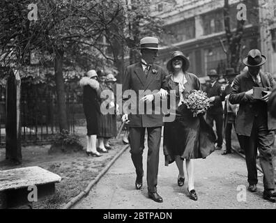 American author weds . Mr Sinclair Lewis and Miss D Thompson leaving the Savoy Chapel after their wedding . May 1928 Stock Photo