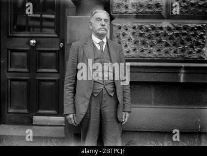 Old Bailey librarian retires . Associated with the Old Bailey for 50 years . Mr William Edward Coles , who is 74 years of age , is retiring after having been Librarian of the Old Bailey for 15 years , and associated with it for nearly 50 years . 17 August 1933 Stock Photo