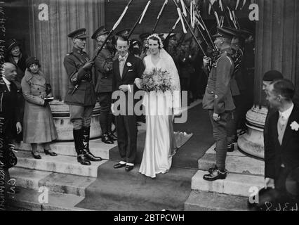 Lancer Officer 's wedding . Mr H G Fanshaw 16th/5th Lancers , and Miss Ruth Farquhar at St Peter 's , Eaton Square . 14 December 1932 Stock Photo
