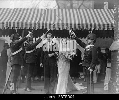 Hussars Officer 's marriage . Mr Ronald Jayne , of the 7th Hussars , was married to Miss Marion Sale at St Paul 's , Knightsbridge . 14 December 1932 Stock Photo