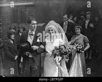 Pretty London wedding . 3 August 1932 Stock Photo