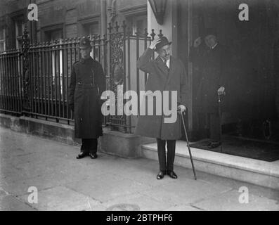 King Alfonso in London . Ex King Alfonso of Spain arrived in London for a private visit .He came quietly , entirely unnoticed among the throng at Victoria station , and traveelled incognito . Acknowledging salutes as he left his hotel in London to visit friends . 8 February 1932 Stock Photo