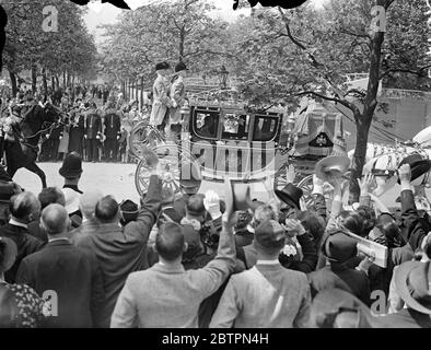 King returns after levee. The King returned in state from St James's Palace to Buckingham Palace after the levee. Photo shows, the King leaving St James's Palace. 28 May 1937 Stock Photo