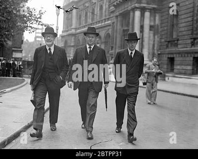 Ministers arrive for Cabinet meeting. The Cabinet met at number 10 Downing Street, to consider the Czechoslovak situation following the visit to London of the French Premier and Foreign Minister, and the proposed a solution of the problem agreed upon with them. Photo shows, left to right, Mr Walter Elliot, Minister of Health, Sir Thomas Inskip, Defence Minister and Earl de la Warr, Lord Privy Seal, arriving for the meeting. 19 September 1938 Stock Photo
