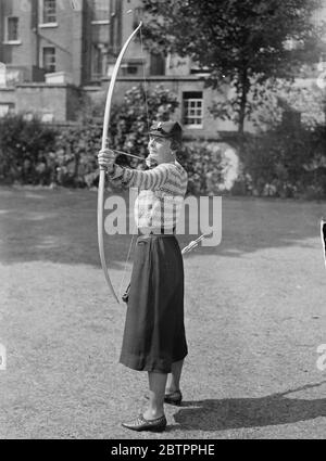 Archery in London heatwave. With quiver at her waist, Mrs Ingo Simon as she practised at the Royal Toxophilite society's headquarters in Albion News, Bayawater, for the National Championships to be held in London next week. 3 August 1938 Stock Photo