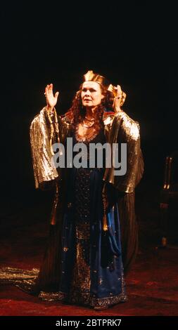 Judi Dench (Cleopatra) in ANTONY AND CLEOPATRA by Shakespeare at the Olivier Theatre, National Theatre (NT), London  09/04/1987  set design: Alison Chitty lighting: Stephen Wentworth director: Peter Hall Stock Photo