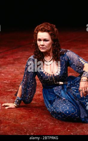 Judi Dench (Cleopatra) in ANTONY AND CLEOPATRA by Shakespeare at the Olivier Theatre, National Theatre (NT), London  09/04/1987  set design: Alison Chitty lighting: Stephen Wentworth director: Peter Hall Stock Photo