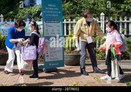 Seoul, South Korea. 27th May, 2020. South Korean students return to school for classes at Elementary School in Seoul, South Korea on May 27, 2020. Accordi?ng to a phased school reopening plan of South Korea's Ministry of Education, a second batch of students, including the second-year high school student?s, middle school seniors, the first and second grades students of elementary school and kindergarten students, returned to school on Wednesday. (Photo? by Lee Young-ho/Sipa USA) Credit: Sipa USA/Alamy Live News Stock Photo