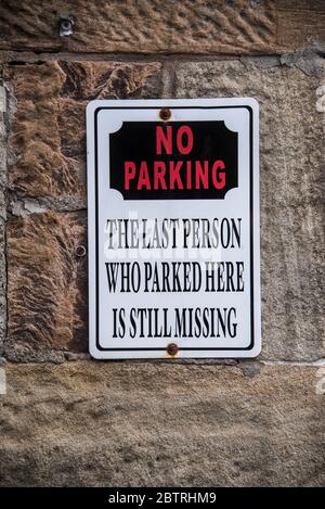 Fun no parking notice on wall in Glasgow, Scotland Stock Photo