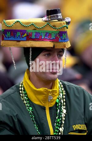 Philly fan mocks Packers' cheesehead with ingenious hat