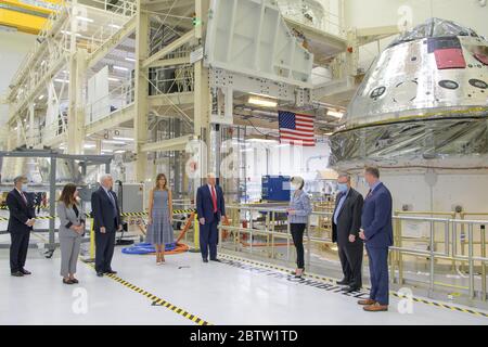 Cape Canaveral, Florida, USA. 27th May, 2020. President Donald Trump, First Lady Melania Trump, Vice President Mike Pence, Second Lady Karen Pence, along with Kennedy Space Center Director Bob Cabana, left, Marillyn Hewson, Chief Executive Officer, Lockheed Martin, Mike Hawes, VP of Human Space Exploration and Orion Program Manager at Lockheed Martin Space, and NASA Administrator Jim Bridenstine, right, are seen by the Artemis I capsule during a tour of the Neil A. Credit: UPI/Alamy Live News Stock Photo