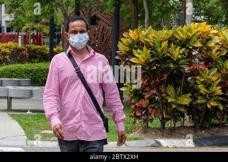 Kuala Lumpur, Malaysia. 27th May, 2020. A man seen passing by during the movement control order at Kuala Lumpur. Malaysia had confirmed 15 new positive cases of Coronavirus on Wednesday and it is the lowest cases since the pandemic had started. Total of the pandemic cases are now up to 7619 and the total for recovered cases were 6083. Kuala Lumpur still have the most highly cases with the total 1987 cases. Credit: SOPA Images Limited/Alamy Live News Stock Photo