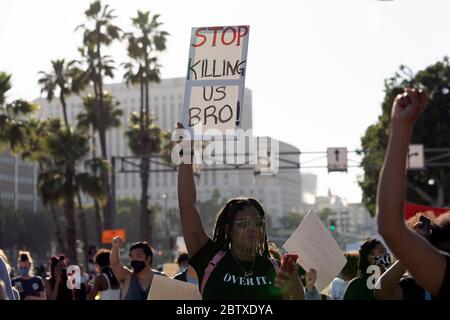Los Angeles, California, USA. 27th May, 2020. Demonstrators participating in an anti-police brutality protest following the killing of George Floyd in Minnesota by a white police officer. Los Angeles, California on May 27, 2020. Hundreds of protesters blocked the 101 Freeway in downtown Los Angeles. (Photo by Ronen Tivony/Sipa USA) *** Please Use Credit from Credit Field *** Credit: Sipa USA/Alamy Live News Stock Photo