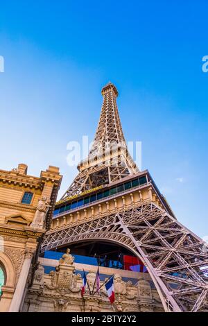 File:Paris Las Vegas Eiffel Tower in color of French Flag, 2020.jpg -  Wikipedia