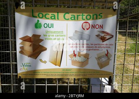 Cardboard recycling - sign indicating yes or no, Ariege, French Pyrenees, Pyrenees, France Stock Photo