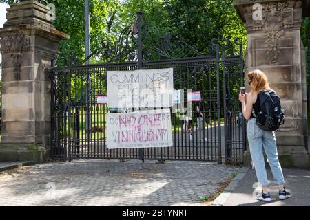 Glasgow, Scotland, UK. 28th May, 2020. Signs fixed to the entrance gates of Queen's Park referring to Dominic Cummings who is the Chief Adviser to the UK Prime Minister Boris Johnson. The signs say Cummings Stains Tories, Cough? Fever? Visit Durham, One Rule For Them One Rule For Us and No One Is Innocent. Credit: Skully/Alamy Live News Stock Photo