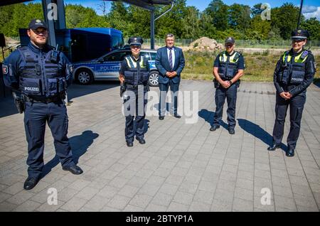 28 May 2020, Mecklenburg-Western Pomerania, Schwerin: Police officers wear the new overt vests for equipment, which were officially presented by the Mecklenburg-Vorpommern state police, at a photo session. The so-called 'outer carrying case' is a vest that provides additional protection for police officers and makes it easier to store equipment. Police officers have contributed to the development of the new model with their practical experience. Photo: Jens Büttner/dpa-Zentralbild/dpa Stock Photo