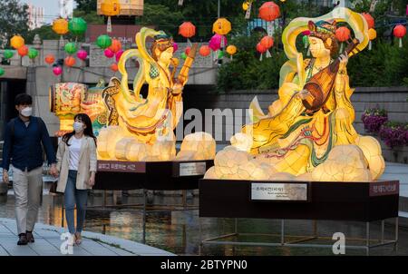 (200528) -- SEOUL, May 28, 2020 (Xinhua) -- People visit the traditional lantern festival along the Cheonggyecheon Stream in Seoul, South Korea, May 28, 2020. The lantern festival lasts from May 20 to June 3 here in Seoul. (Photo by Lee Sang-ho/Xinhua) Stock Photo