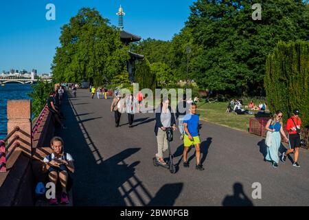 London, UK. 28th May, 2020. Enjoying the evening sun in Battersea Park as the sun comes out again. The 'lockdown' continues for the Coronavirus (Covid 19) outbreak in London. Credit: Guy Bell/Alamy Live News Stock Photo
