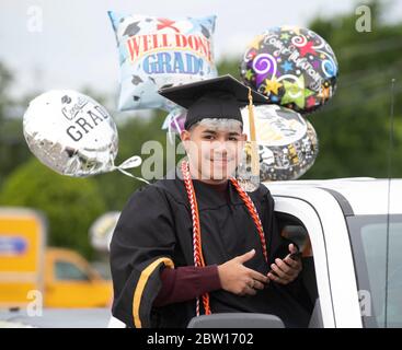 Austin, Texas, USA. 28th May, 2020. Texas graduates of Navarro Early College High School parade through their north Austin neighborhood on May 28, 2020 as they celebrate an academic finale shortened by the coronavirus pandemic. About 200 graduates piled into cars, waving at family and friends in the two-mile parade. Credit: Bob Daemmrich/ZUMA Wire/Alamy Live News Stock Photo